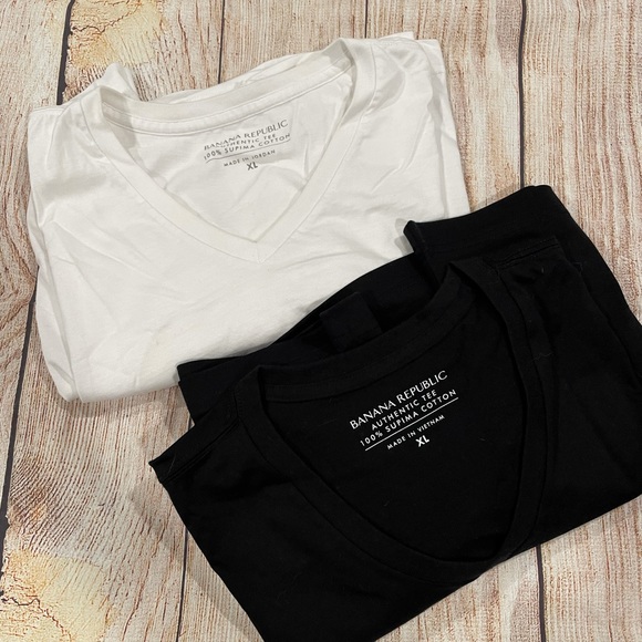 Banana Republic 2 Vnecks NWOT